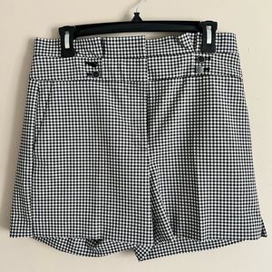 Houndstooth shorts with ruffled waist band size 6 NWOT